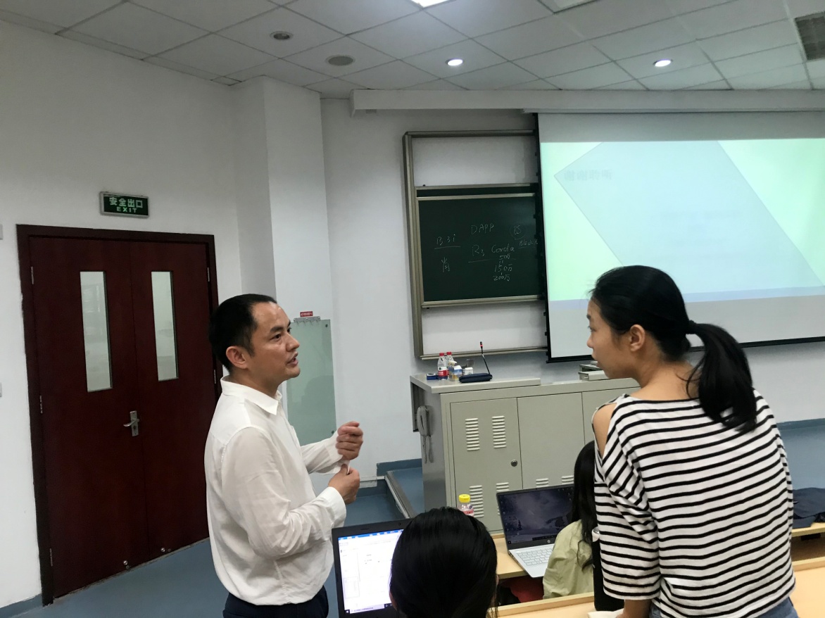 图片包含 室内, 天花板, 人, 站  描述已自动生成