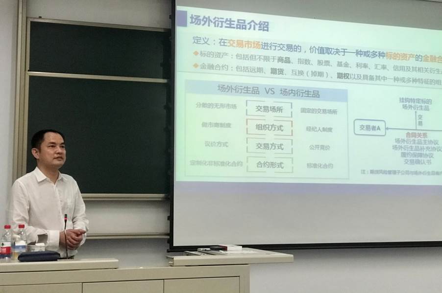 图片包含 室内, 男人, 桌子, 前  描述已自动生成