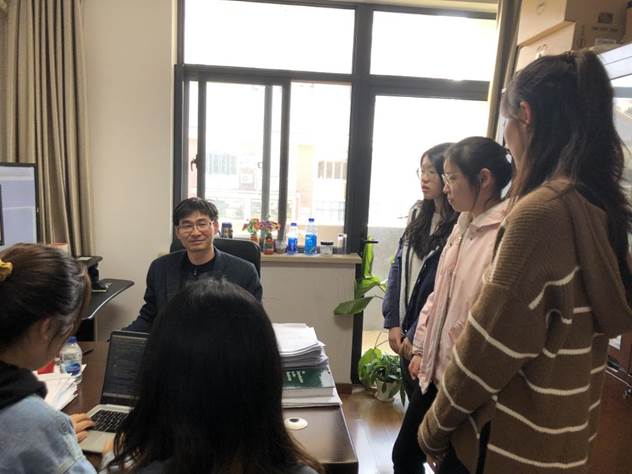 成员与导师讨论项目