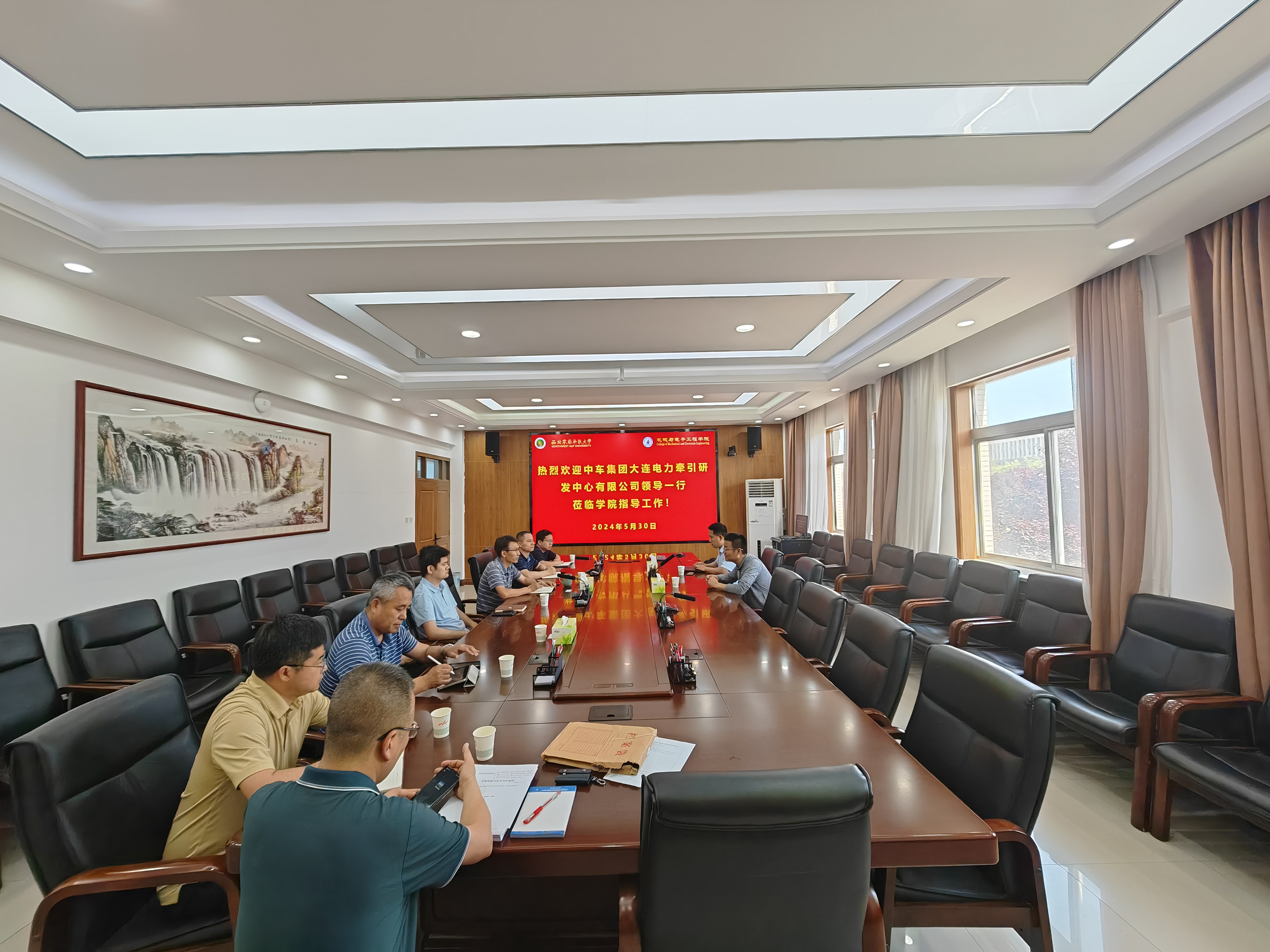 中车集团大连电力牵引研发中心有限公司张桂成副总经理来六合彩走势图
进行座谈并开展交流合作.jpg