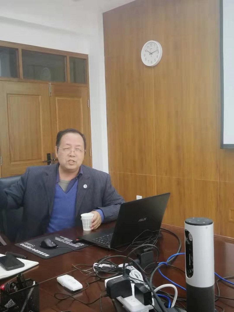 b189dc7d1bd2422aa2d12690e5803140.jpg 花保祯教授做报告.jpg