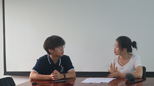 cee7a7175d8c47a4985240a039b9cd30.png 调研队员与干部史贵红就当地产业问题进行探讨.png