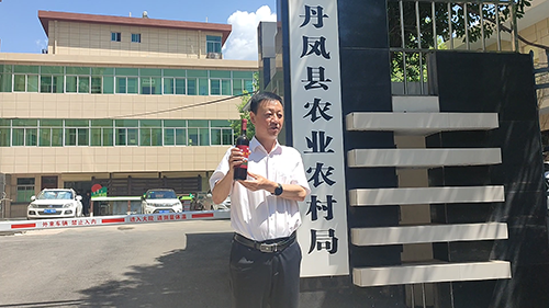 f3aa64a7f42b45bca5b297d201c68e27.png 农业局局长李宏涛对当地葡萄酒进行介绍.png